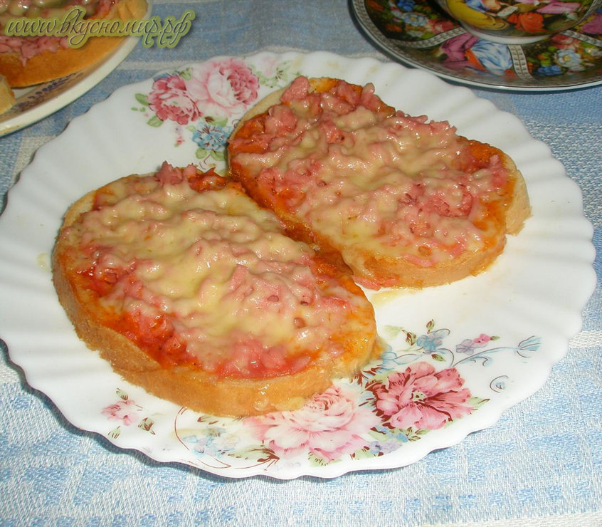 Горячие бутерброды с колбасой и сыром в микроволновке