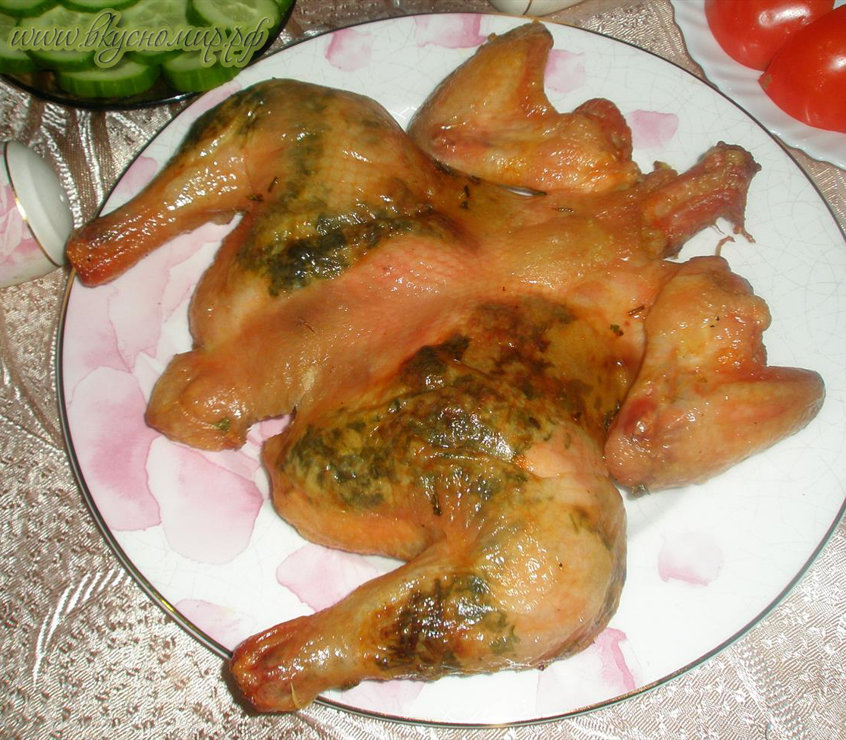 Запеченная на решетке курица, фаршированная чесноком и петрушкой