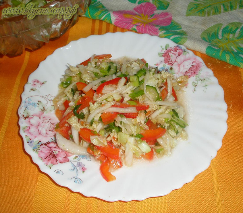 Салат из пекинской капусты, овощей и зелени
