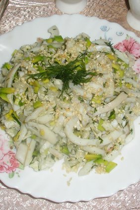 Салат ПП из кальмаров, авокадо и пекинской капусты