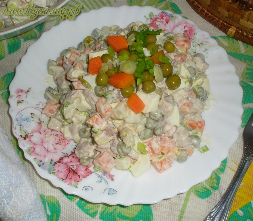 Салат "Оливье" с мясом и зелёным луком