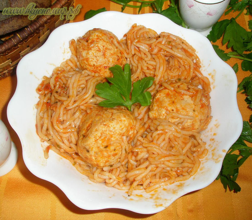 Куриные фрикадельки со спагетти в томате и специях