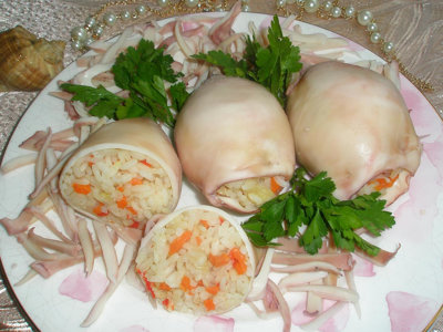 Кальмары фаршированные рисом и овощами