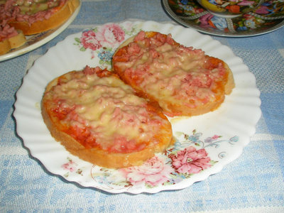 Горячие бутерброды с колбасой и сыром в микроволновке