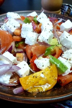 Салат с овощами и рассольным сыром