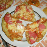 Пицца с колбасой и фасолью на скорую руку