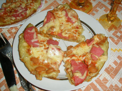 Пицца с колбасой и фасолью на скорую руку