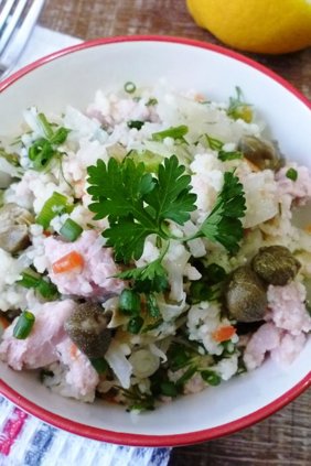 Салат из кускуса, квашеной капусты и тунца