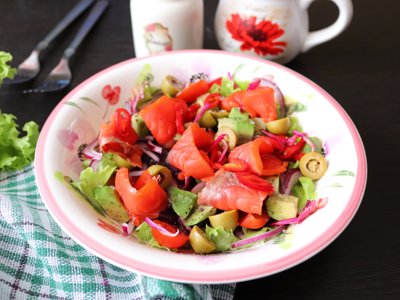 Овощной салат с красной рыбой 