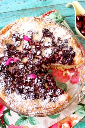 Открытый пирог с вишнево-сливочной начинкой
