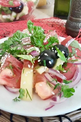 Овощной салат с оливками и кунжутом