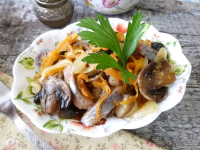 Салат из сельди с грибами и овощами (Силькие су свугунайс)