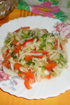 Салат из пекинской капусты, овощей и зелени