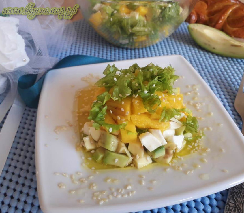 Салат с манго и авокадо