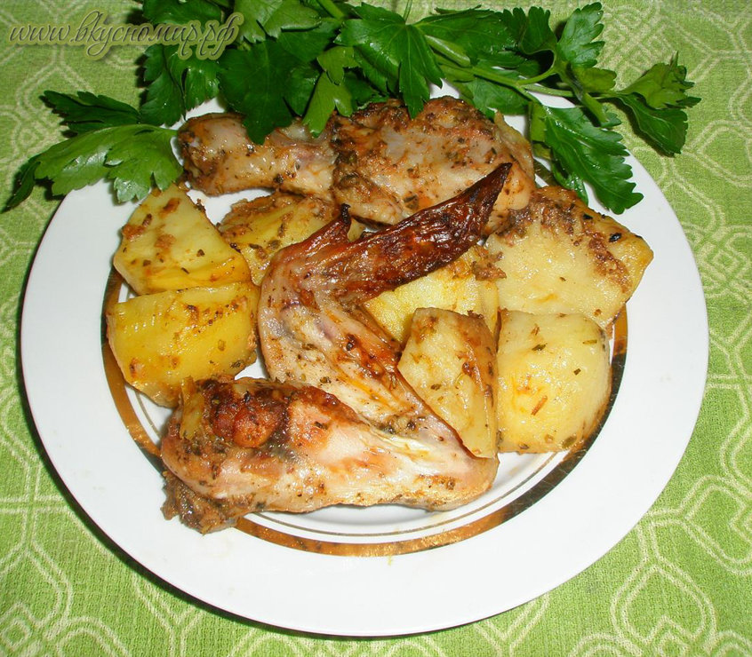 Курица в томате с базиликом и чесноком на картофельной подушке