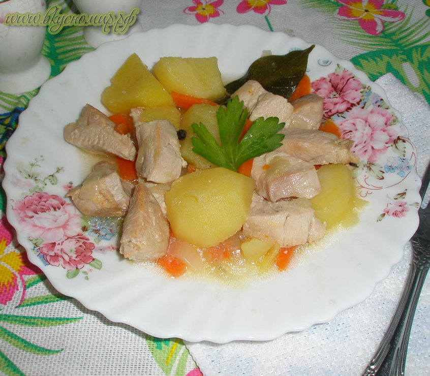 Тушёная куриная грудка с овощами