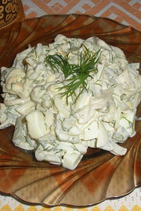 Салат из кальмаров с маринованными огурцами
