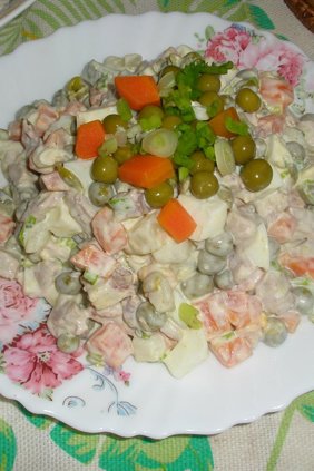 Салат "Оливье" с мясом и зелёным луком