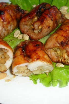 Куриные рулетики с арахисом и чесноком в медовом маринаде