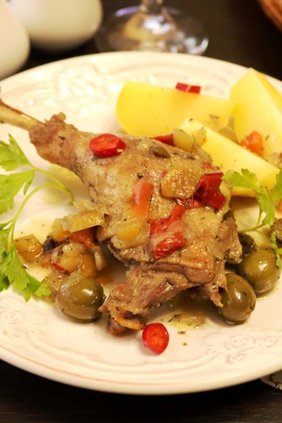 Тушеная утка со сладким перцем и оливками