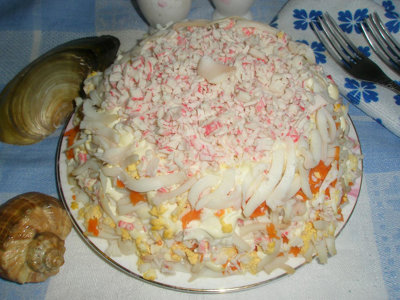 Слоёный салат из кальмаров и крабовых палочек