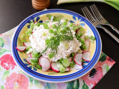 Салат из редиски с зелёным луком и сметаной