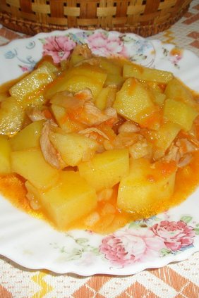 Тушёная картошка с куриным мясом в томате
