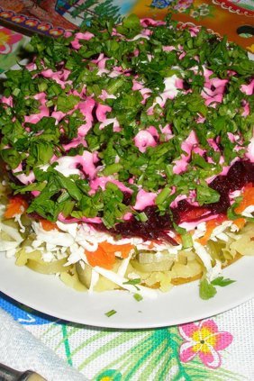 Слоёный салат из овощей с плавленым сыром