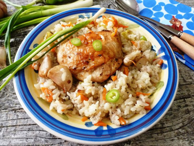 Румяная курица с рисом в духовке