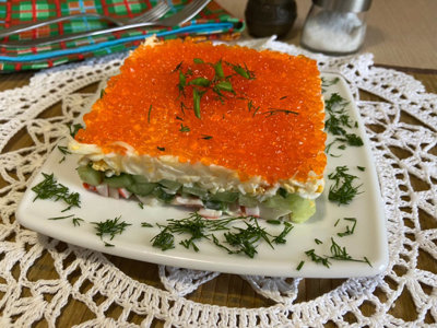 Крабовый салат с огурцом и сыром.