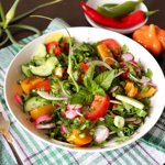 Летний овощной салат с чесночными стрелками