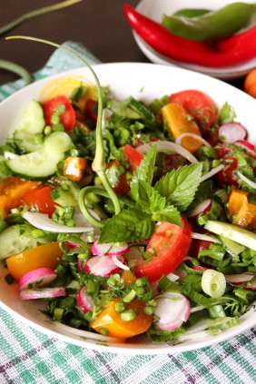 Летний овощной салат с чесночными стрелками