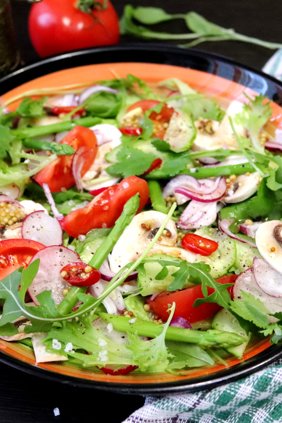 Овощной салат с редиской и спаржей