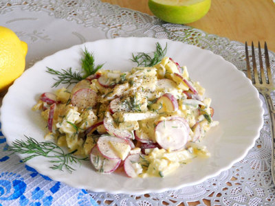Салат из редиса, зеленого яблока и сыра
