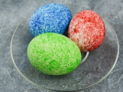 Как красить яйца с помощью риса