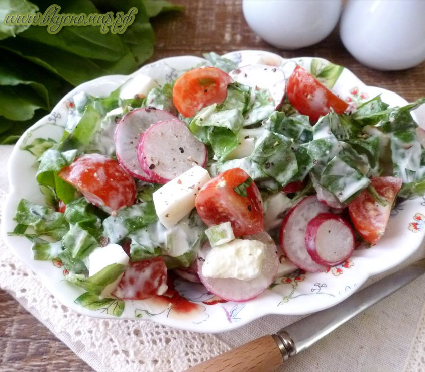 Овощной салат с редиской и щавелем