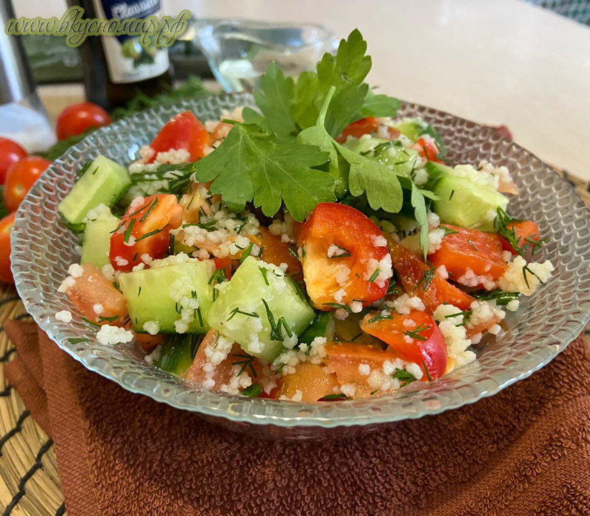 Салат со свежими овощами и кускусом