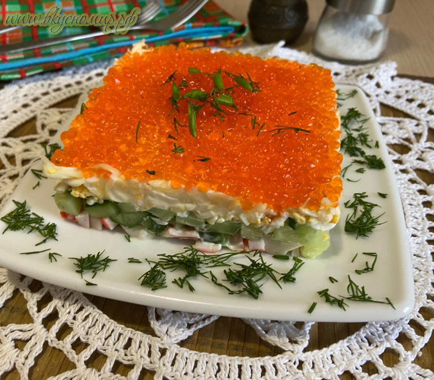 Крабовый салат с огурцом и сыром.