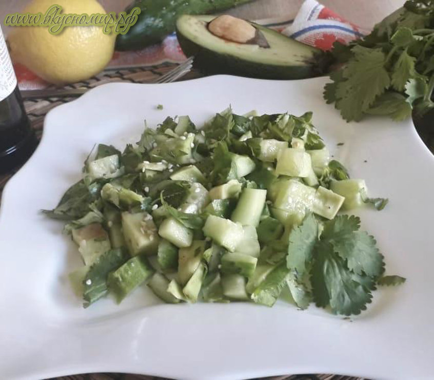 Легкий салат из авокадо и огурца